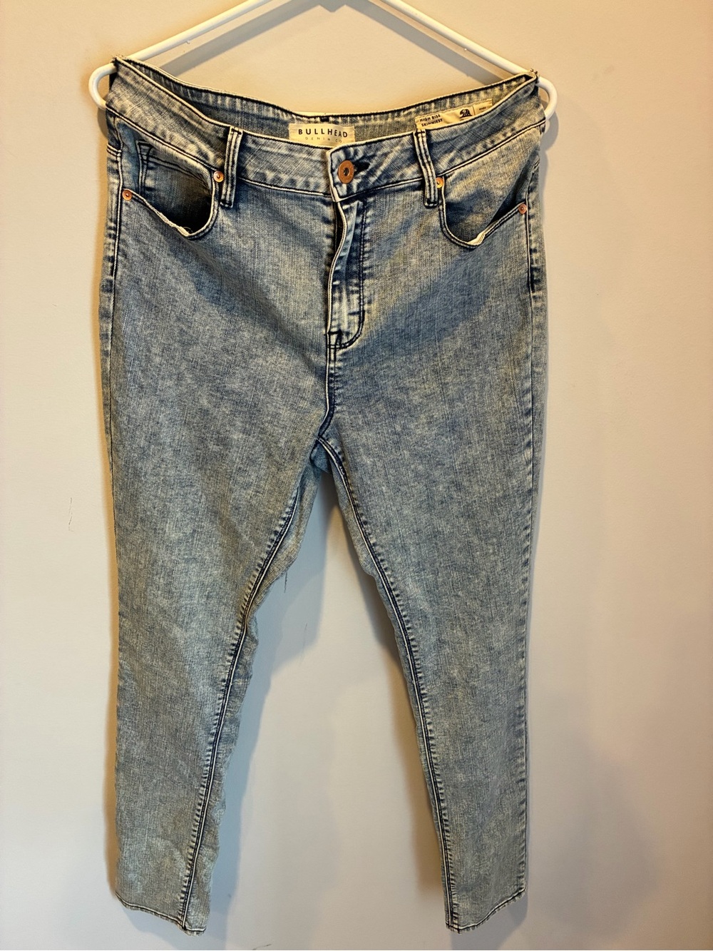 Bullhead Women's Light Acid Wash Blue Skinny Jeans